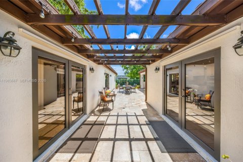 Купить виллу или дом в Майами-Спрингс, Флорида 4 спальни, 263.1м2, № 2049717 - фото 3