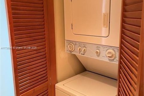 Condo in Aventura, Florida, 1 bedroom  № 1703919 - photo 14