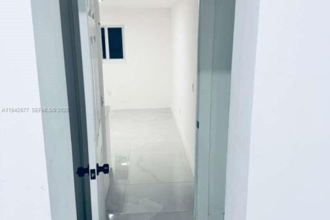 Immobilier commercial à louer à Fort Lauderdale, Floride: 1 chambre, 114.92 m2 № 2000283 - photo 2