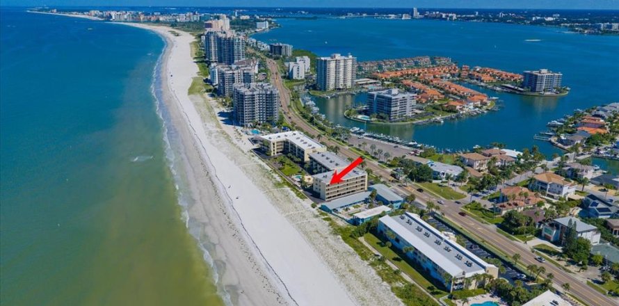 Condo in Belleair Beach, Florida, 2 bedrooms № 2425562