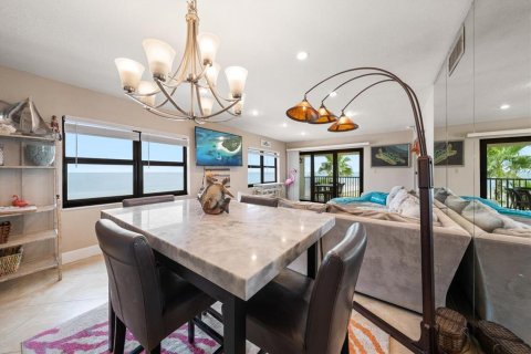 Condo in Belleair Beach, Florida, 2 bedrooms № 2425562 - photo 9