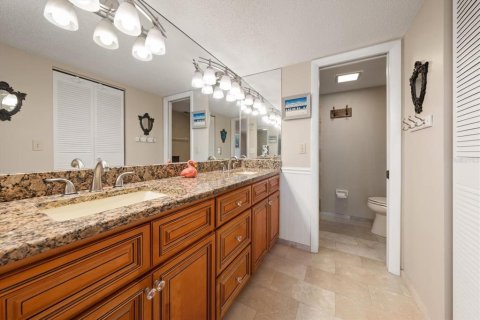 Condo in Belleair Beach, Florida, 2 bedrooms № 2425562 - photo 21