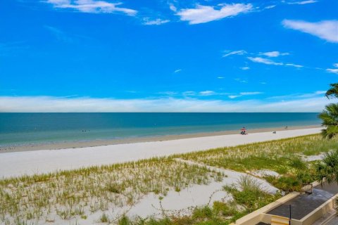 Condo in Belleair Beach, Florida, 2 bedrooms № 2425562 - photo 17