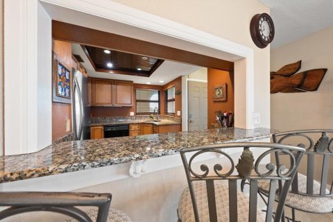 Condo in Belleair Beach, Florida, 2 bedrooms № 2425562 - photo 8