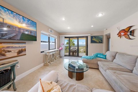 Condo in Belleair Beach, Florida, 2 bedrooms № 2425562 - photo 12
