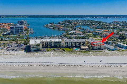 Condo in Belleair Beach, Florida, 2 bedrooms № 2425562 - photo 3
