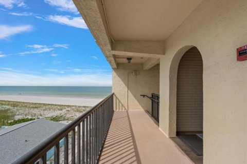 Condo in Belleair Beach, Florida, 2 bedrooms № 2425562 - photo 4
