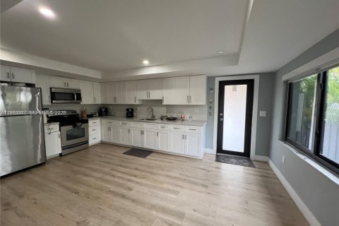 Villa ou maison à vendre à Miami, Floride: 3 chambres, 118.17 m2 № 2046274 - photo 3