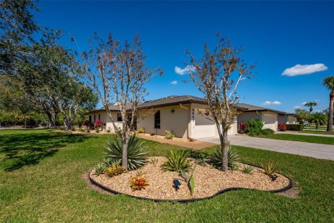 House in Sarasota, Florida 3 bedrooms, 165.18 sq.m. № 1545737 - photo 1