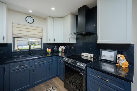 House in Sarasota, Florida 3 bedrooms, 165.18 sq.m. № 1545737 - photo 20