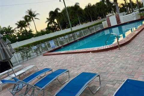 Condo à Hallandale Beach, Floride, 2 chambres  № 2080246