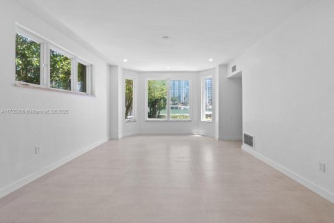 Casa en alquiler en Miami Beach, Florida, 5 dormitorios, 296.73 m2 № 2012195 - foto 18