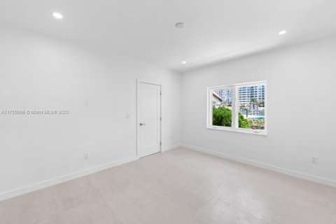 Casa en alquiler en Miami Beach, Florida, 5 dormitorios, 296.73 m2 № 2012195 - foto 16