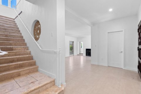 Casa en alquiler en Miami Beach, Florida, 5 dormitorios, 296.73 m2 № 2012195 - foto 26