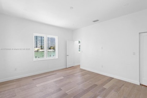 Casa en alquiler en Miami Beach, Florida, 5 dormitorios, 296.73 m2 № 2012195 - foto 27