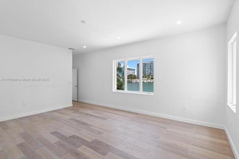 Casa en alquiler en Miami Beach, Florida, 5 dormitorios, 296.73 m2 № 2012195 - foto 30