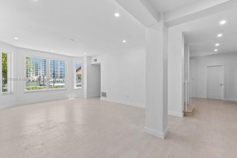 Casa en alquiler en Miami Beach, Florida, 5 dormitorios, 296.73 m2 № 2012195 - foto 19