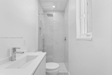 Casa en alquiler en Miami Beach, Florida, 5 dormitorios, 296.73 m2 № 2012195 - foto 25