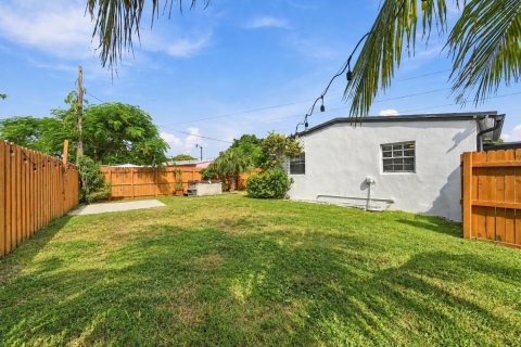 Immobilier commercial à louer à Pompano Beach, Floride: 1 chambre, 30.1 m2 № 2439166 - photo 8