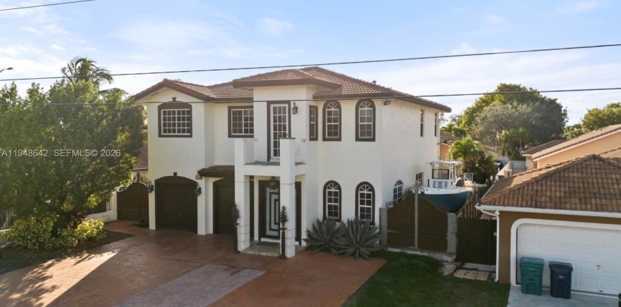 House in Miami, Florida 4 bedrooms, 285.02 sq.m. № 2004650