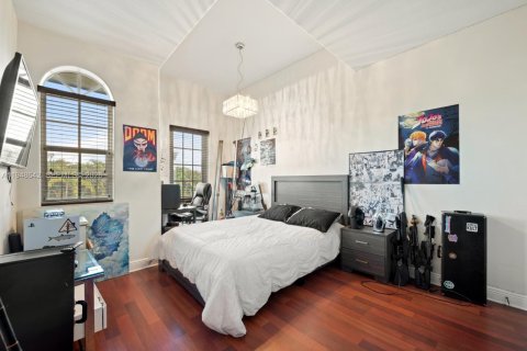 House in Miami, Florida 4 bedrooms, 285.02 sq.m. № 2004650 - photo 23