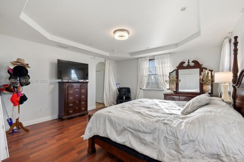 House in Miami, Florida 4 bedrooms, 285.02 sq.m. № 2004650 - photo 27