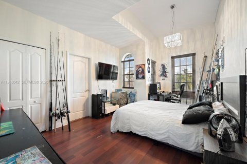 House in Miami, Florida 4 bedrooms, 285.02 sq.m. № 2004650 - photo 25