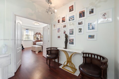 House in Miami, Florida 4 bedrooms, 285.02 sq.m. № 2004650 - photo 30