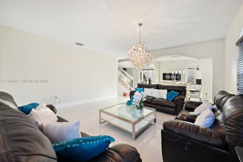 House in Miami, Florida 4 bedrooms, 285.02 sq.m. № 2004650 - photo 18