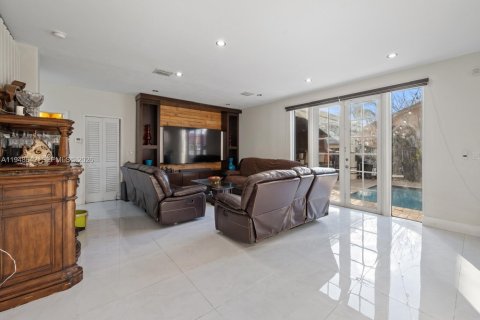 House in Miami, Florida 4 bedrooms, 285.02 sq.m. № 2004650 - photo 16