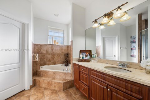 House in Miami, Florida 4 bedrooms, 285.02 sq.m. № 2004650 - photo 26