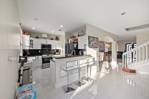 House in Miami, Florida 4 bedrooms, 285.02 sq.m. № 2004650 - photo 10