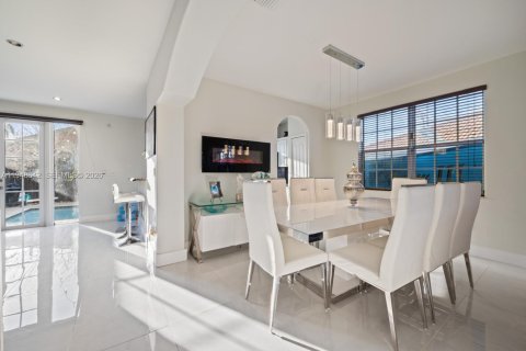 House in Miami, Florida 4 bedrooms, 285.02 sq.m. № 2004650 - photo 12