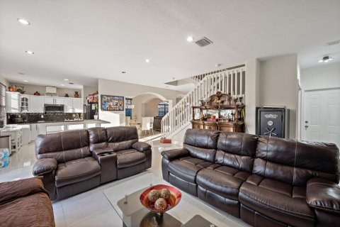 House in Miami, Florida 4 bedrooms, 285.02 sq.m. № 2004650 - photo 17