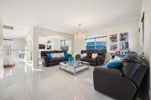 House in Miami, Florida 4 bedrooms, 285.02 sq.m. № 2004650 - photo 14