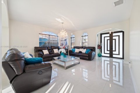 House in Miami, Florida 4 bedrooms, 285.02 sq.m. № 2004650 - photo 13