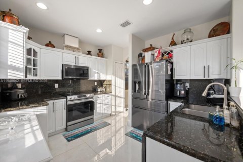 House in Miami, Florida 4 bedrooms, 285.02 sq.m. № 2004650 - photo 8