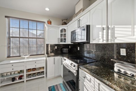 House in Miami, Florida 4 bedrooms, 285.02 sq.m. № 2004650 - photo 7