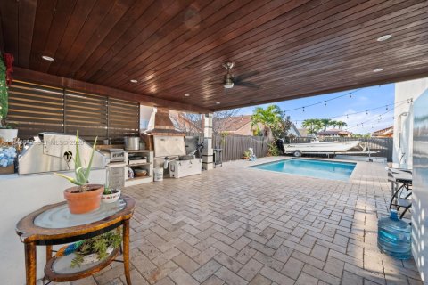 House in Miami, Florida 4 bedrooms, 285.02 sq.m. № 2004650 - photo 5