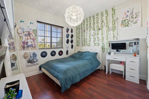 House in Miami, Florida 4 bedrooms, 285.02 sq.m. № 2004650 - photo 22