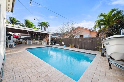 House in Miami, Florida 4 bedrooms, 285.02 sq.m. № 2004650 - photo 6