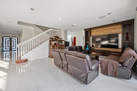 House in Miami, Florida 4 bedrooms, 285.02 sq.m. № 2004650 - photo 15