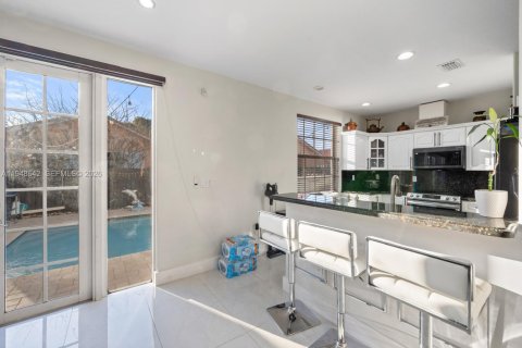 House in Miami, Florida 4 bedrooms, 285.02 sq.m. № 2004650 - photo 9