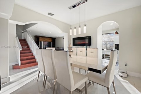 House in Miami, Florida 4 bedrooms, 285.02 sq.m. № 2004650 - photo 20