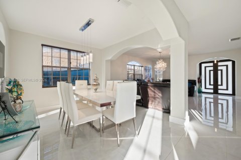 House in Miami, Florida 4 bedrooms, 285.02 sq.m. № 2004650 - photo 11