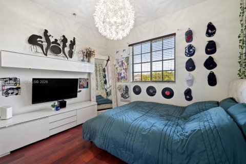 House in Miami, Florida 4 bedrooms, 285.02 sq.m. № 2004650 - photo 19