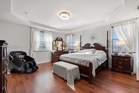 House in Miami, Florida 4 bedrooms, 285.02 sq.m. № 2004650 - photo 29