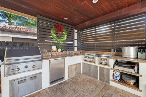 House in Miami, Florida 4 bedrooms, 285.02 sq.m. № 2004650 - photo 4