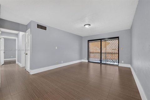 Condo in Palmetto Bay, Florida, 2 bedrooms  № 2193533 - photo 8
