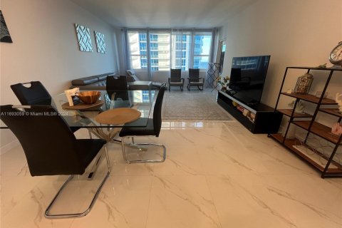 Copropriété à louer à Hollywood, Floride: 2 chambres, 108.7 m2 № 1985443 - photo 4